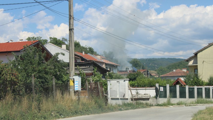 Пожар пламна между селата Калугерово и Лесичово