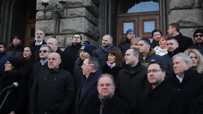 Ексминистри и симпатизанти на ГЕРБ протестират: Новият удар ще ни мобилизира