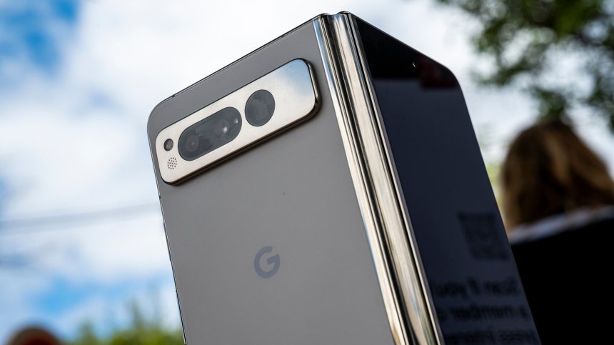 Google атакува пазара със сгъваем смартфон за $1799