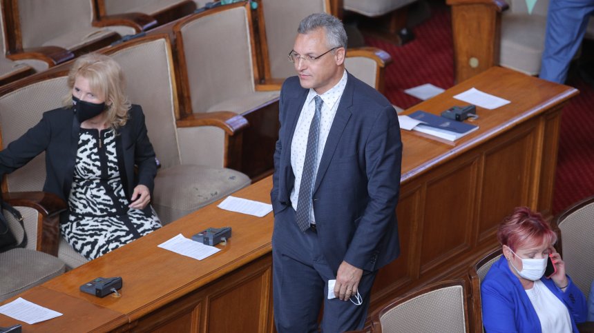 Депутати обвиниха медиите в терор, снимали ги без маски в НС