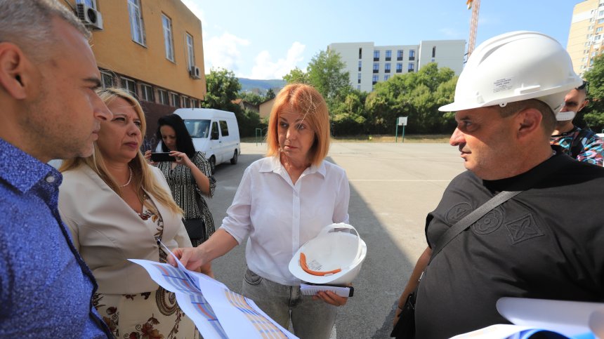 Фандъкова след случая с детето, редящо павета: За мен най-важното е да се изпълни обектът в срок