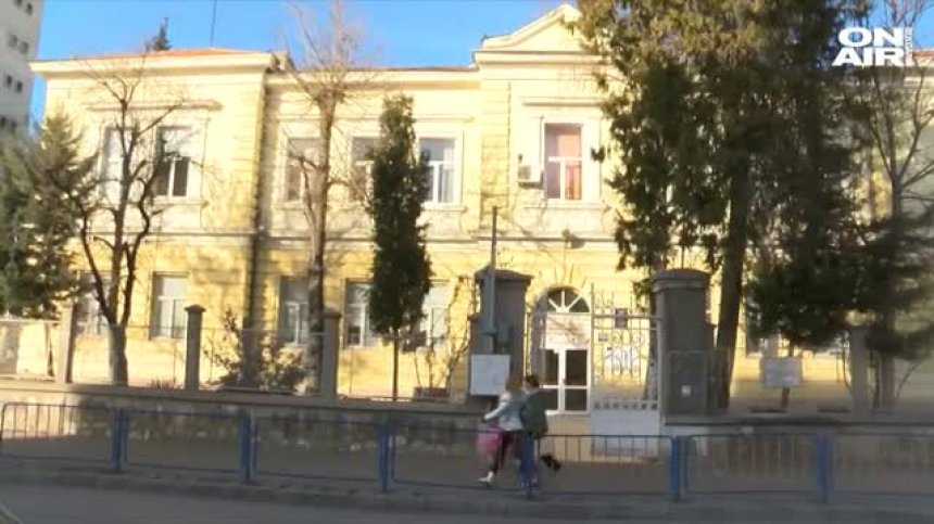Родители излязоха на протест в подкрепа на учителката от Пазарджик
