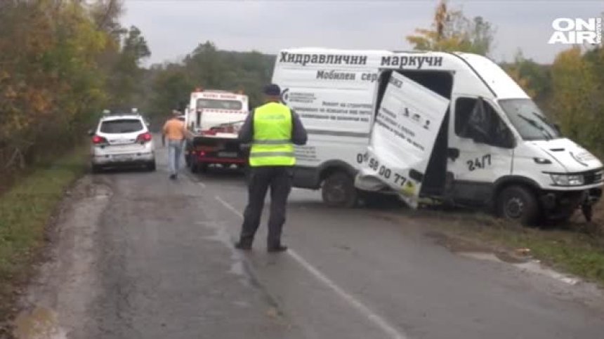 Дрогиран шофьор катастрофира с бус, пълен с мигранти