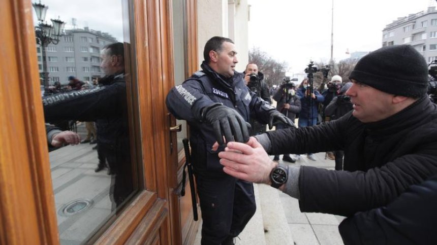Депутатите напуснаха през задния вход, влязоха 15 протестиращи за преговори