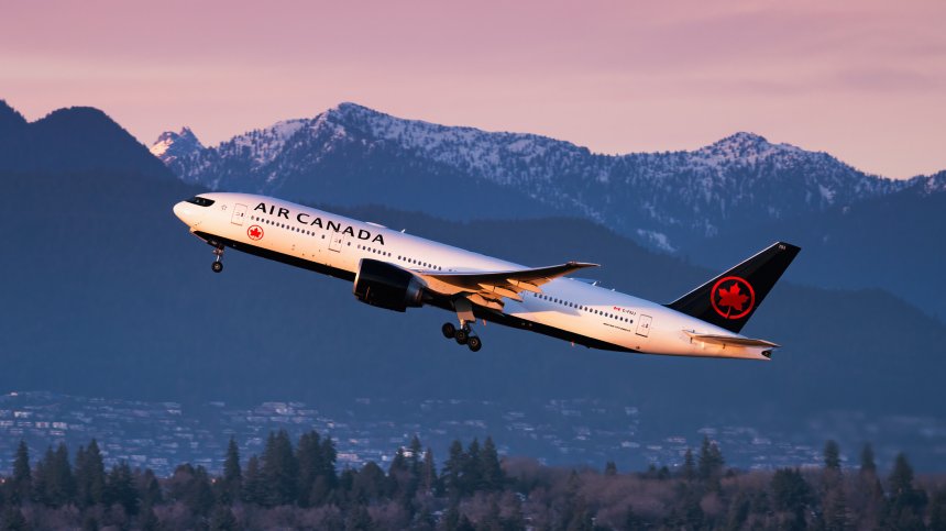 Бивш пилот на Air Canada е обвинен в 17-годишна измама с фалшиви лицензи