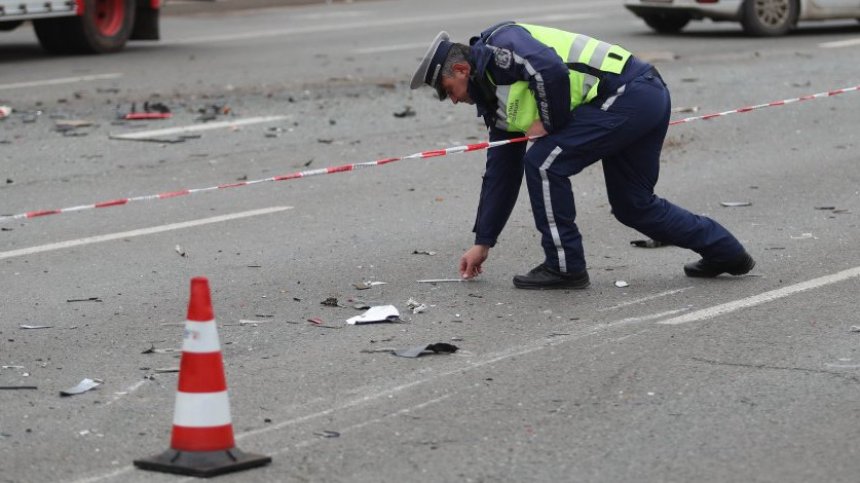 Две деца загинаха при жесток удар край Мездра, след като БМВ помете скутер