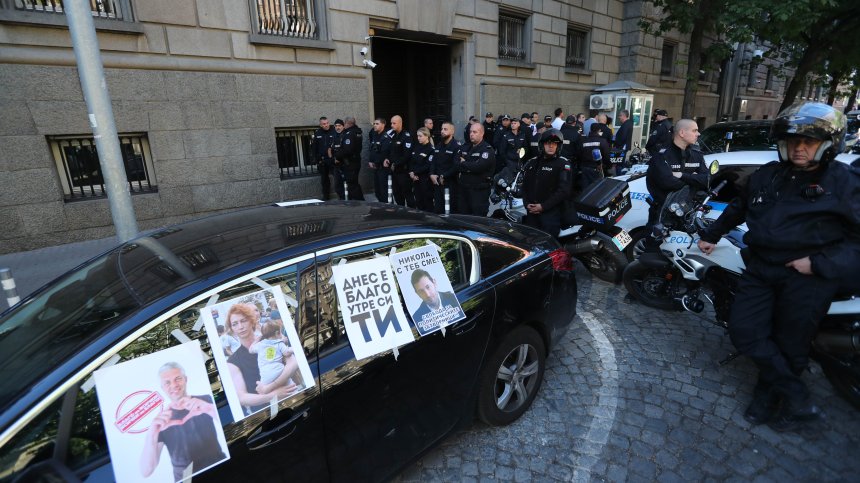 СДВР глобява депутати от "Продължаваме промяната" заради коли пред НС