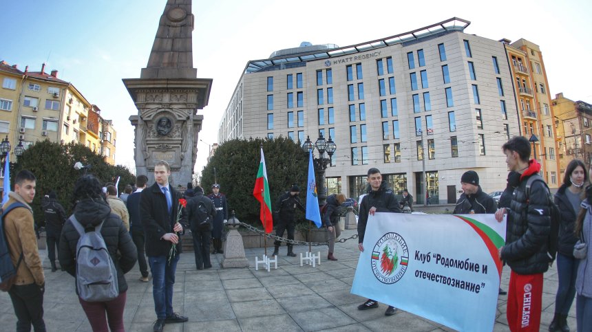 Политици, деца, спортисти, ултраси... Поклон пред Апостола на свободата