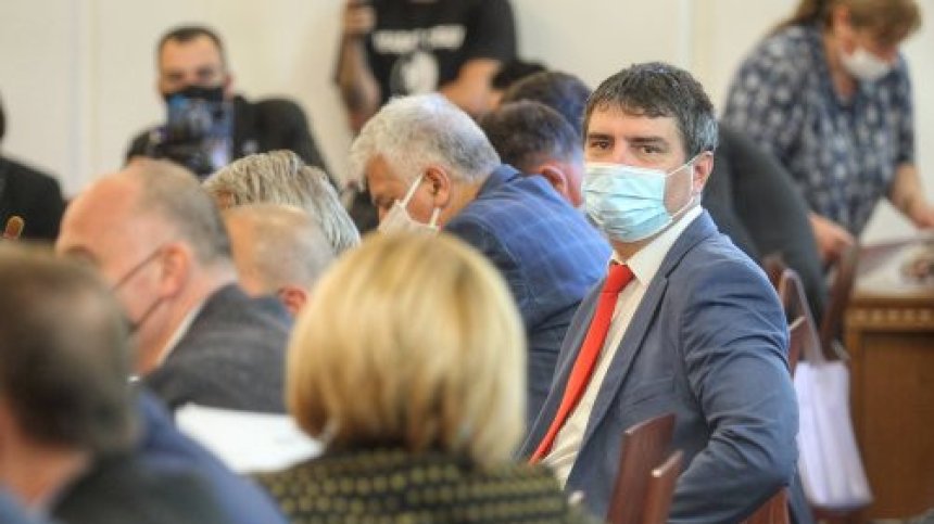 Ферма за норки и запалени къщи: Скандалът в Комисията по ревизия се разраства