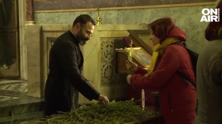 На Цветница в храма - с молитви за здраве и смирение