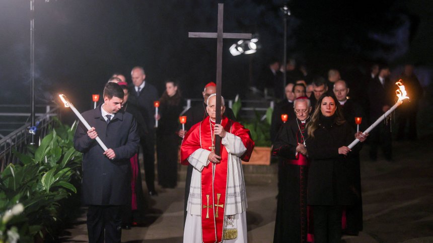 Папа Лъв XIV възроди традицията: Извървя лично целия Кръстен път край Колизея (+СНИМКИ)