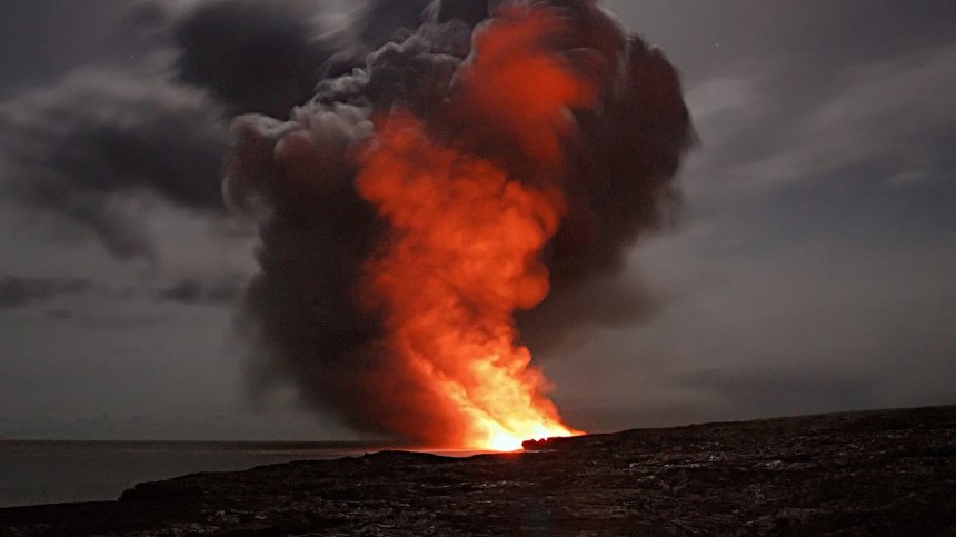 Над 2000 евакуирани от Канарските острови заради изригнал вулкан