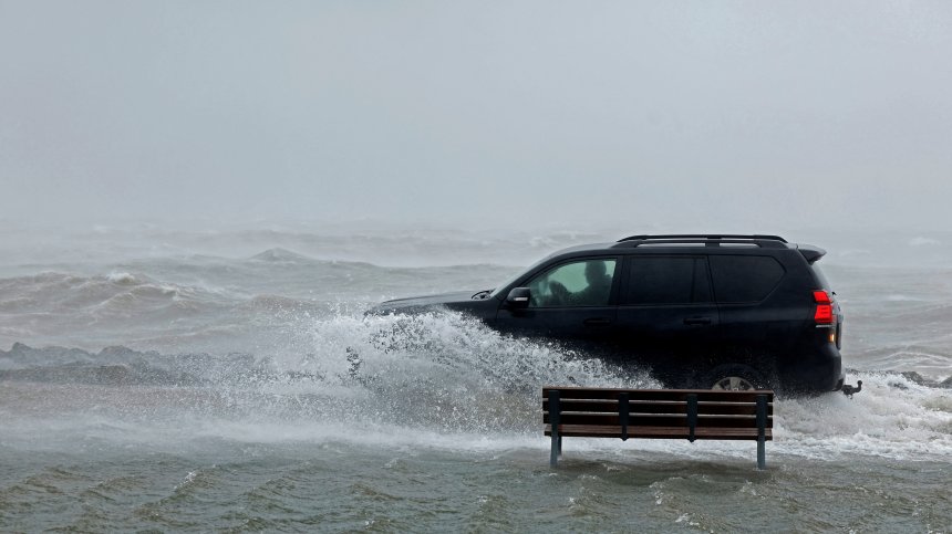 Европа в новата бурна зона: Идват тропическите циклони