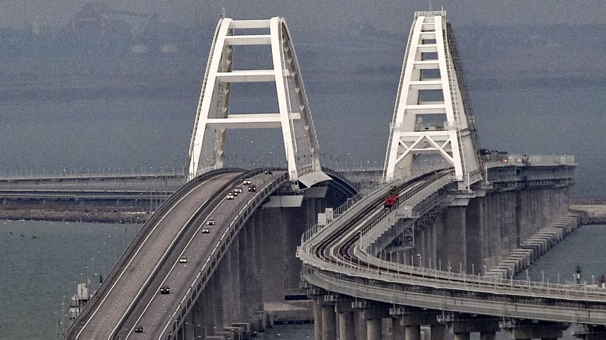 Експлозии в Крим блокираха движението по Керченския мост