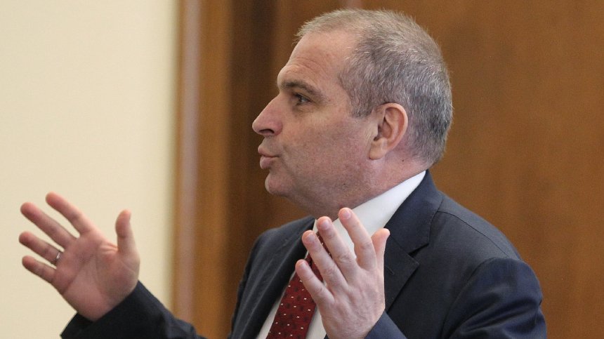 Караджов и превозвачите се разбраха, ще плащат тол такса за второкласните пътища