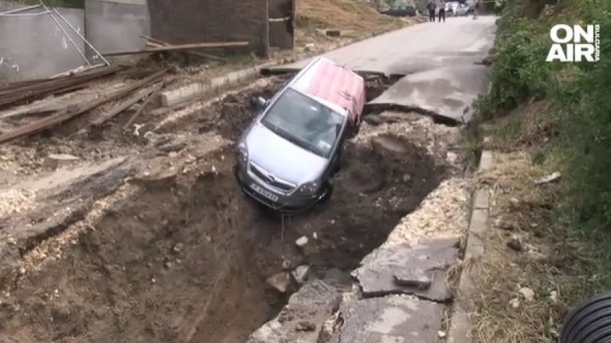 Апокалипсис в Русе след бурята: Коли и мазета под вода, прекършени дървета и щети по сгради