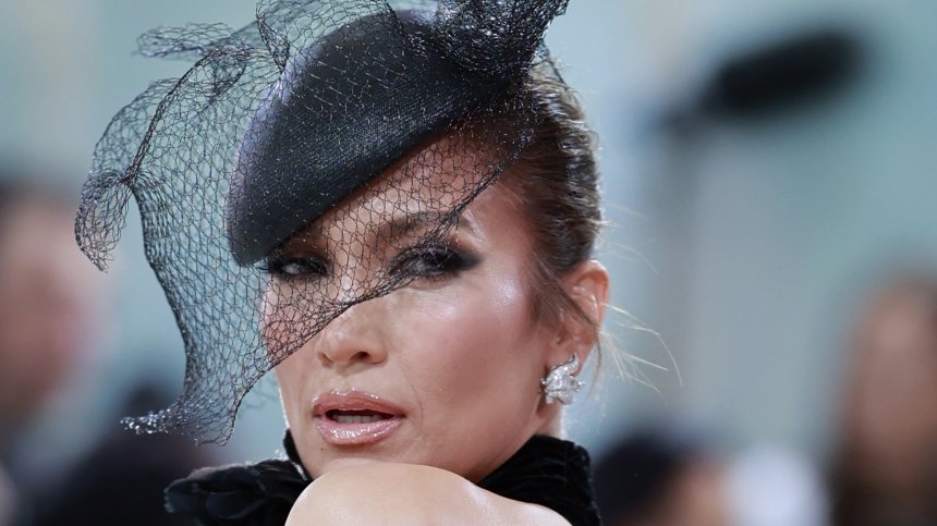 Дженифър Лопес взриви социалните мрежи заради изрязано боди на концерт в Рияд (+ВИДЕО)