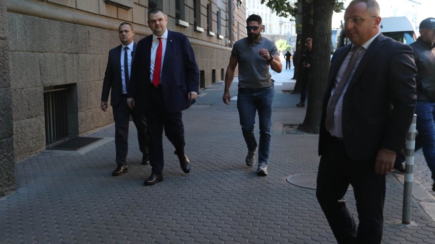 Пеевски остава без охрана от НСО, решиха депутатите