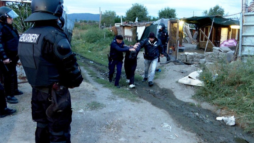 Спецакция в Казанлък заради намушкания полицай, нападателят му е 20-годишен