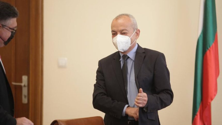 Донев: Не могат да бъдат уволнявани хора, защото не са ваксинирани