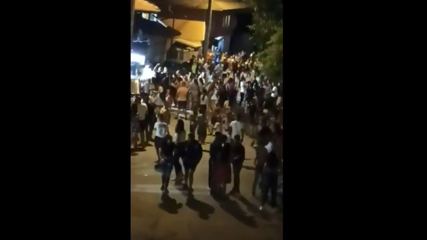 Една нощ в Градец: Музика отвсякъде, тормоз, заплахи за палеж на хора...