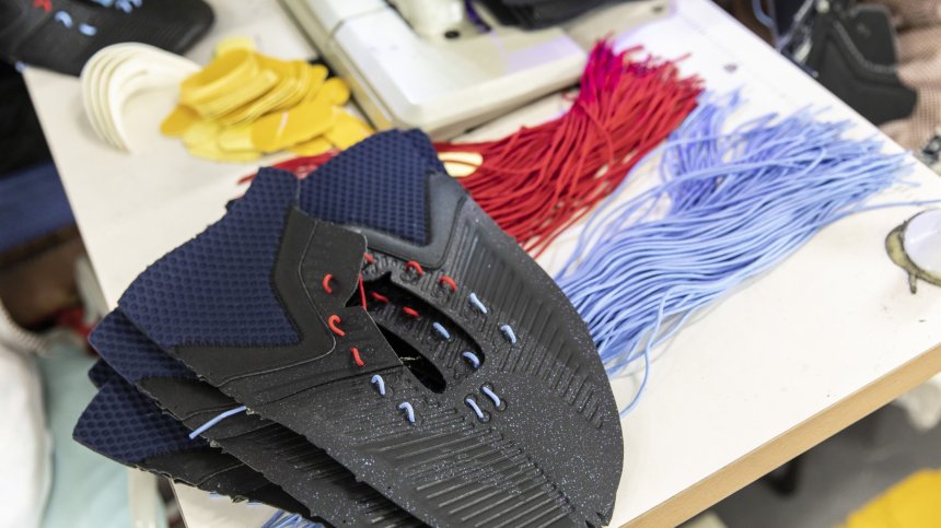 Румънец създаде 75-и номер обувки заради социалната дистанция