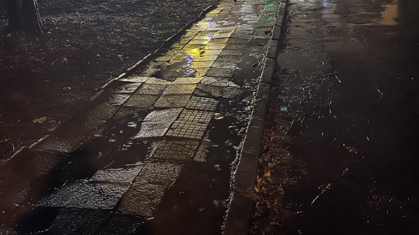 Разбит тротоар в район "Красно село", при валеж се превръща в кално езеро