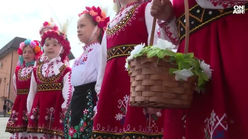 Фолклорният фестивал "Лазарица" събра малки и големи на една сцена