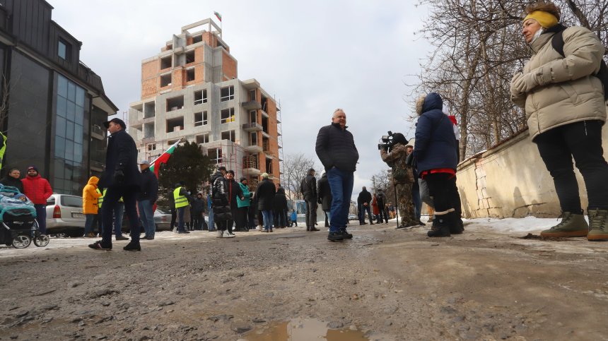 Жители на кв. "Кръстова вада" протестираха срещу лошото състояние на пътя с хоро