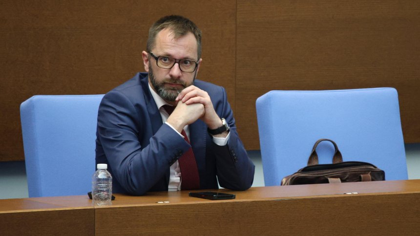 Парламентът изслушва двама министри и шефа на АПИ