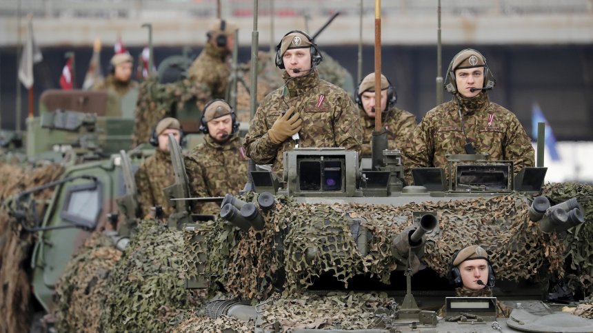 Изплашената от Русия Латвия спешно въвежда задължителна военна служба