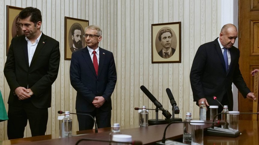 След празната папка Радев предупреди за предстояща криза, Денков излезе оптимист