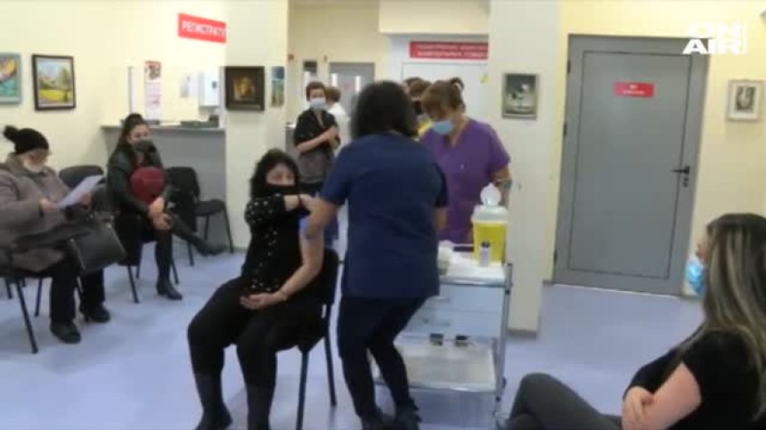 Опашки от чакащи за ваксина и в Бургас, разкриха 6 кабинета за имунизиране