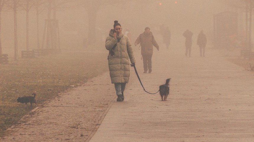 Неделни мъгли, облаци, на места ще вали и сняг