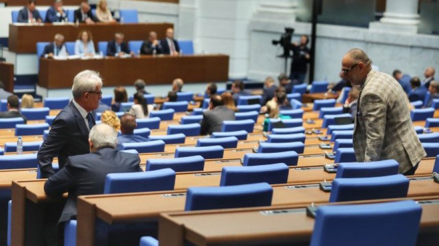 Депутатите обсъждат втория вот на недоверие към кабинета "Денков"