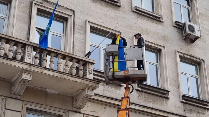 "Възраждане" нае вишка и свали знамето на Украйна от Столичната община
