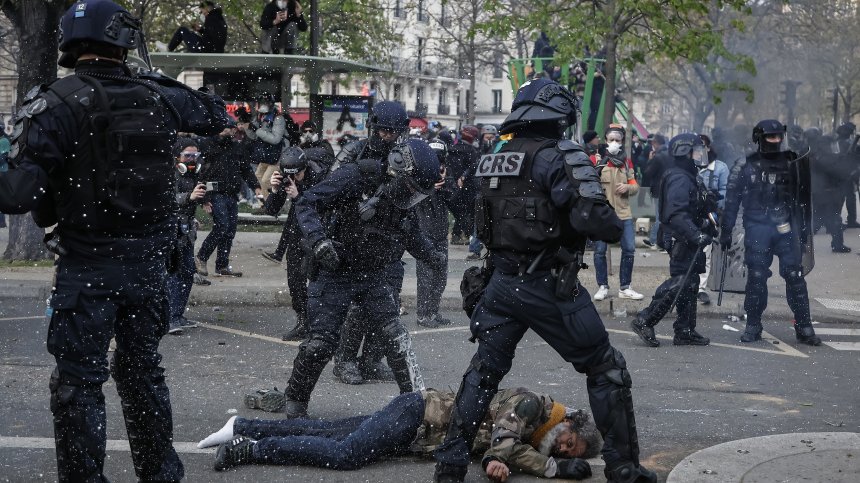 Франция "пламна": Протестиращи срещу пенсионната реформа изпепелиха коли и банки