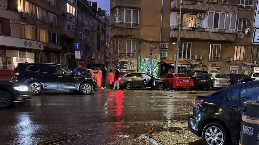 Шофьор се вряза в паркирани коли в София