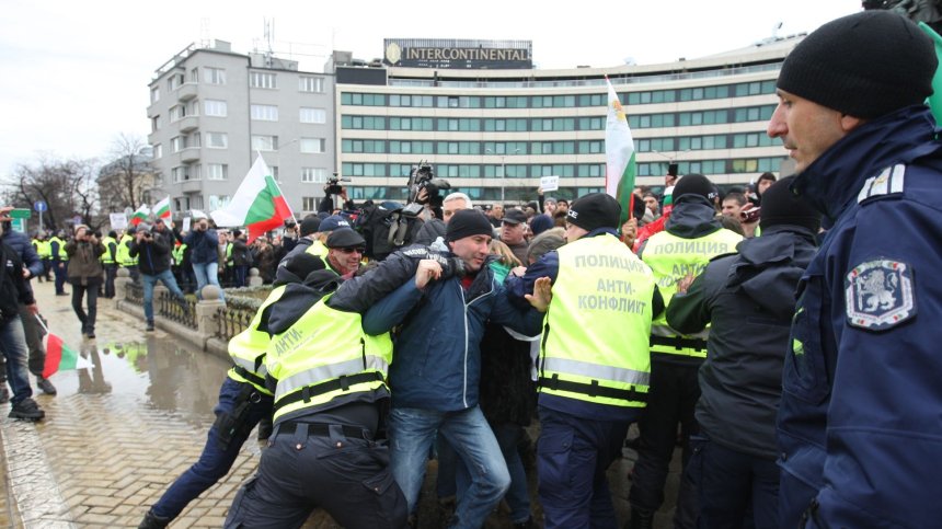 Хотелиери и ресторантьори протестираха пред парламента