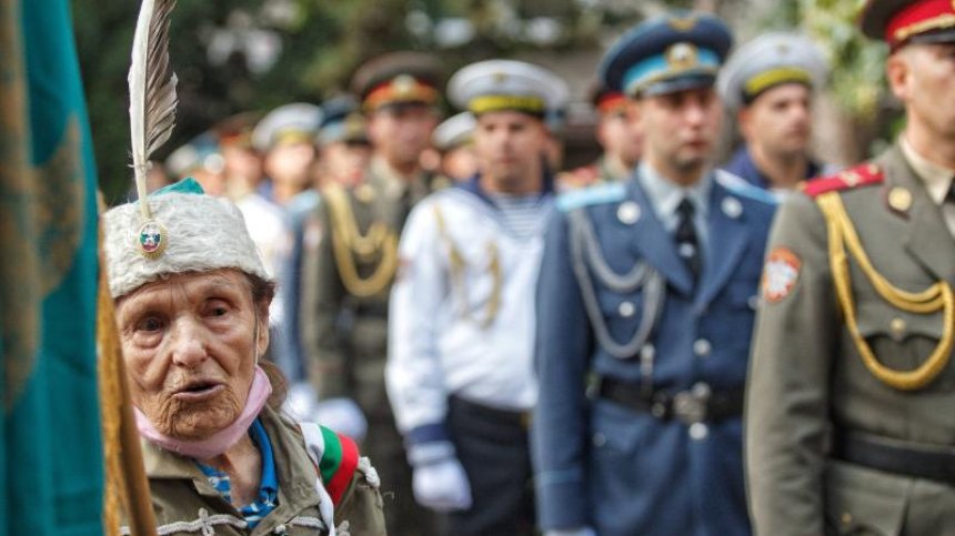 Малки и големи отдават почит в мавзолея-гробница на княз Александър I Батенберг