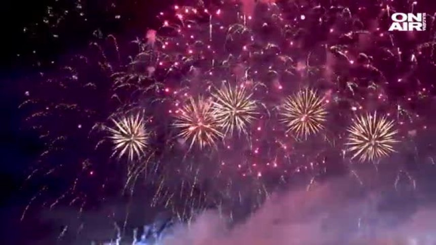 Впечатляващи фойерверки озариха небето над Калининград (Видео)