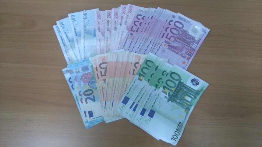 Митничари откриха недекларирана валута за близо 200 000 лв. в турски ТИР