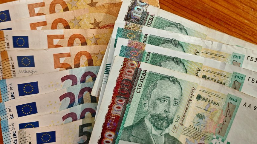Плащаме с левове и чакаме ресто в евро, връщат ни в каквато валута имат