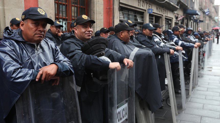 Откриха обезглавени тела на път в Мексико