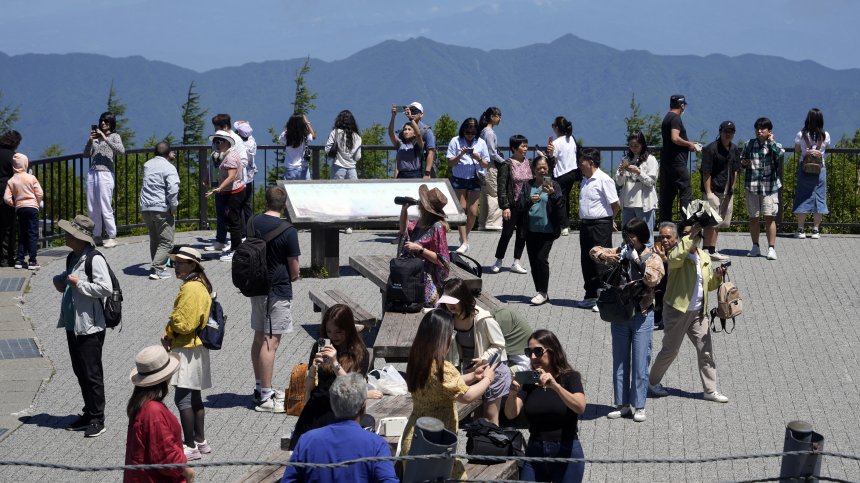 Япония е заливана от туристи след срива на йената