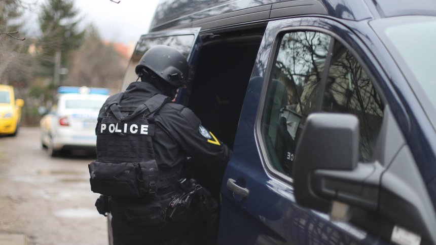Над 400 гр дрога и 11 100 евро иззети при спецакция в София - четирима задържани