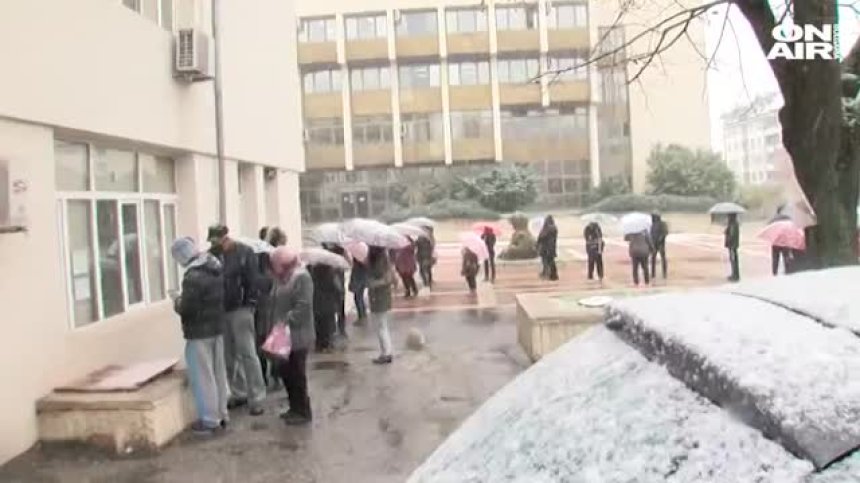 Опашки в студа пред РЗИ в Благоевград за безплатни PCR-и