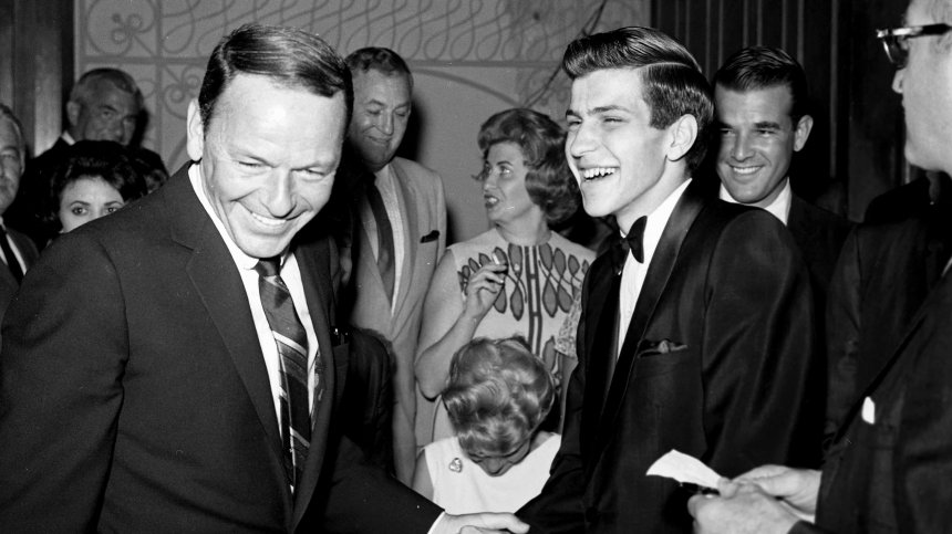 Синатра пее парче на Бритни с помощта на изкуствен интелект (+ВИДЕО)