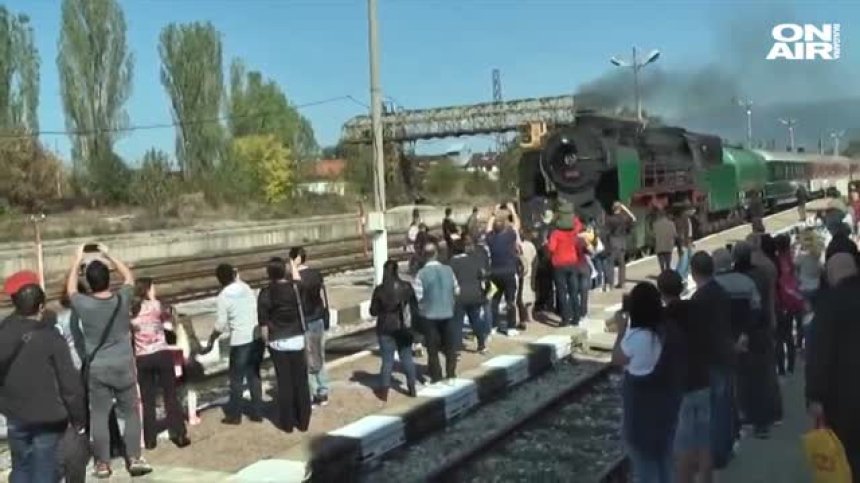 Царският влак, воден от парен локомотив, пътува от София до Кюстендил