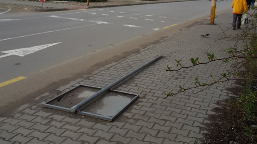 HelpBook: Повече от година пътен знак е паднал до спирка в София